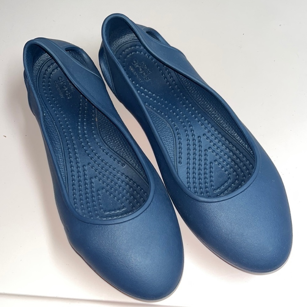 Crocs Women’s Laura Slip on Flat Sandal Navy Blue Size 4 women
